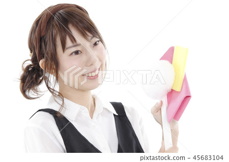 一個女人用清潔工具 45683104