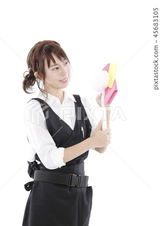 一個女人用清潔工具 一個女人用清潔工具 45683105