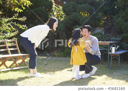 家庭,爸爸,媽媽,女兒,韓國人 家庭,爸爸,媽媽,女兒,韓國人 45685160