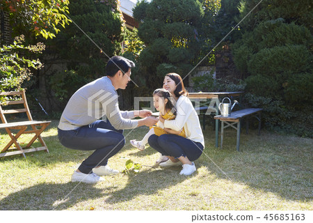 家庭,爸爸,媽媽,女兒,韓國人 家庭,爸爸,媽媽,女兒,韓國人 45685163