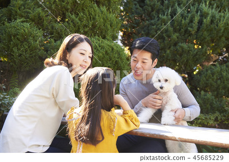 家庭,爸爸,媽媽,女兒,小狗,韓國人 家庭,爸爸,媽媽,女兒,小狗,韓國人 45685229