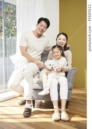 家庭,爸爸,媽媽,女兒,小狗,韓國人 家庭,爸爸,媽媽,女兒,小狗,韓國人 45685611