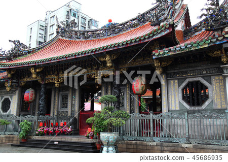 Longshan temple the most famous  45686935