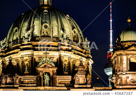 view of the Berlin Cathedral  at night 45687287