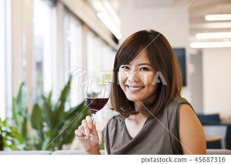 少婦酒婦女酒精紅葡萄酒酒 45687316