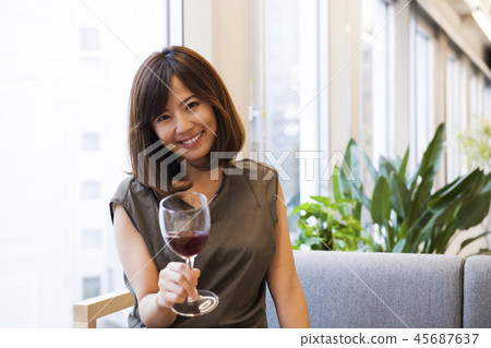 少婦酒婦女酒精紅葡萄酒酒 45687637