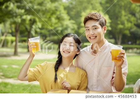 Couples, lovers, students, college students, dating, beer, summer 45688453