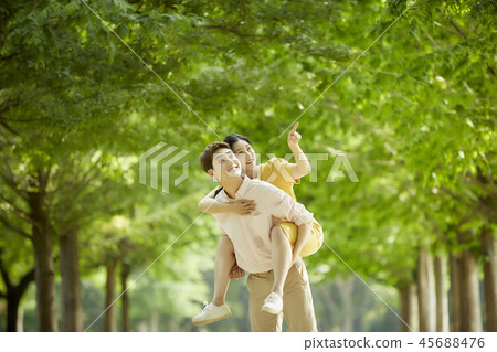 夫婦,情人,學生,大學生,約會,夏天,公園,漫步,森林,方式 夫婦,情人,學生,大學生,約會,夏天,公園,漫步,森林,方式 45688476