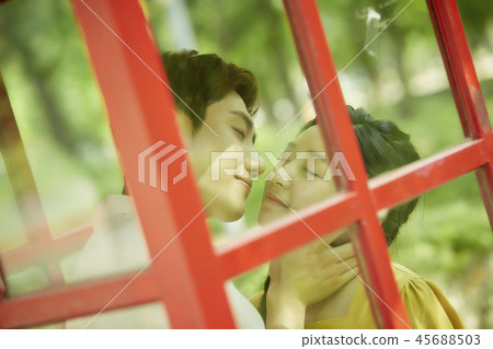 Couple, lover, student, college student, dating, summer, park, first kiss, kiss 45688503