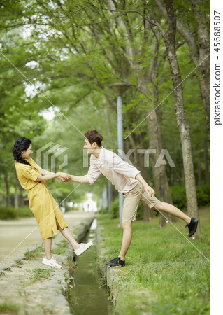 夫婦,情人,學生,大學生,約會,夏天,公園,走,森林 夫婦,情人,學生,大學生,約會,夏天,公園,走,森林 45688507