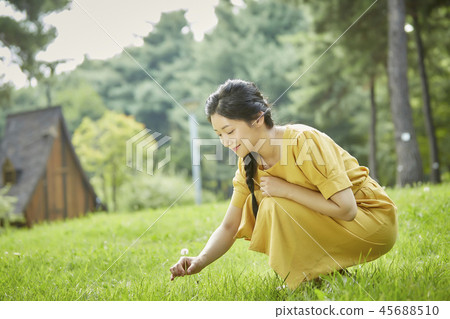 Woman, college student, summer, park, walking, forest, leisure, healing, relaxation, nature 45688510