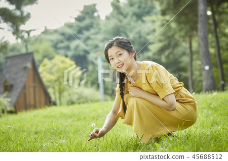 婦女，大學生，夏天，公園，走，森林，休閒，癒合，放鬆，自然 45688512