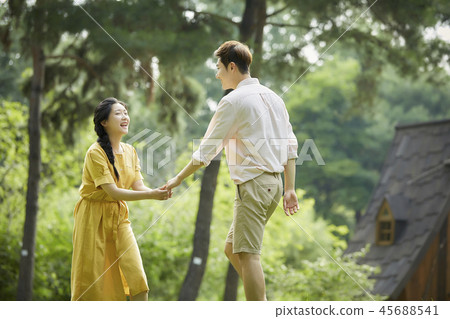 夫婦，情人，學生，大學生，約會，夏天，公園，走，森林 45688541