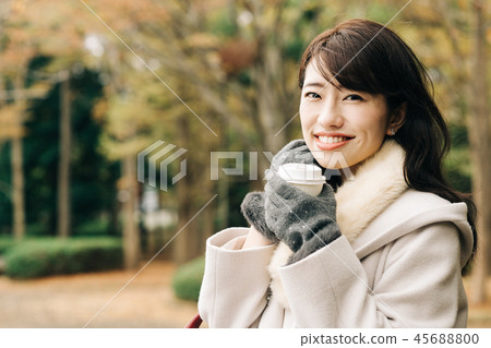 日本女性穿著熱咖啡 日本女性穿著熱咖啡 45688800