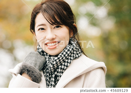 外套冬天公園微笑的日本婦女 外套冬天公園微笑的日本婦女 45689129