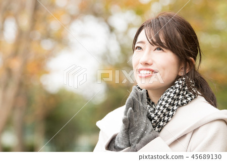 外套冬天公園微笑的日本婦女 外套冬天公園微笑的日本婦女 45689130