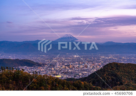“山梨縣”富士山和甲府盆地的夜景 45690706