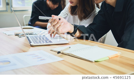 Selecting information with colleagues. 45691125