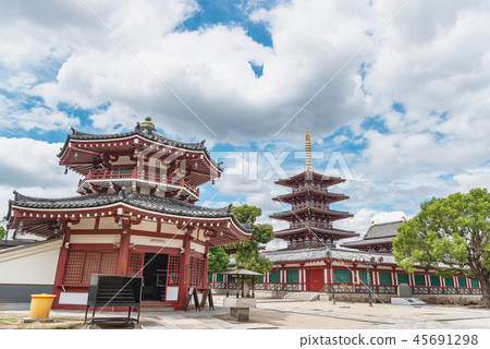 四天王寺鐘樓和五重塔 照片素材 圖片 圖庫