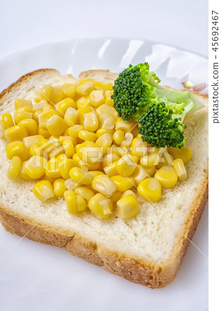 Corn, broccoli, white bread, corn bread Corn, broccoli, white bread, corn bread 45692467