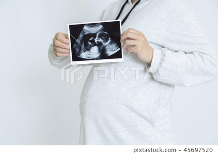 顯示胎兒的圖片的一個大腹部孕婦由超聲波迴聲。懷孕,胎兒,健康,感情,幸福形象 顯示胎兒的圖片的一個大腹部孕婦由超聲波迴聲。懷孕,胎兒,健康,感情,幸福形象 45697520