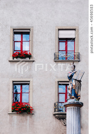 Building window and Mosesbrunnen Moses Fountain 45698583