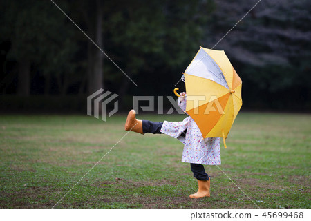 走的女孩穿雨衣 走的女孩穿雨衣 45699468