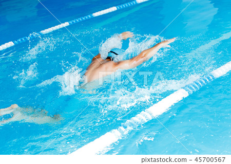 Photo from back of sports man swimming in pool 45700567