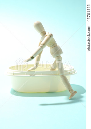 Take a bath 45701323