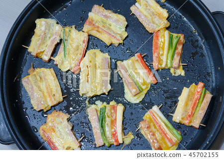 Preparation of holiday food (mini-band) Preparation of holiday food (mini-band) 45702155