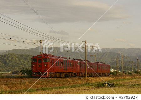 日落時分在鹿兒島本線向北行駛的特快列車“ Isaburo Shinpei” 45702927