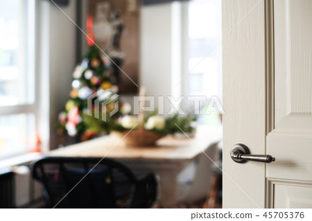 Open door to room  45705376