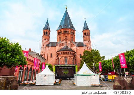 Mainz cathedral in old town 45708320