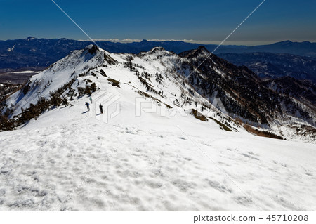沿著Joshu Budosan線和山脈方向登山的登山者。 45710208
