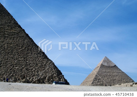 The three big pyramids of Giza 45710438