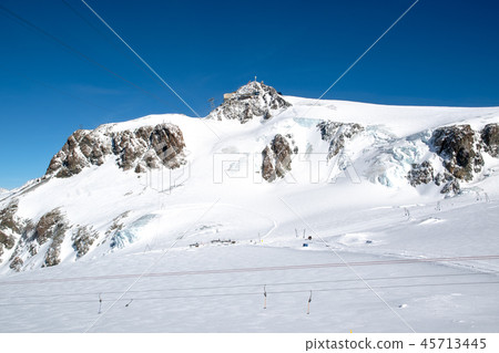 Klein Matterhorn從Breuil-Cervinia Plato Rosa(瑞士三月)向上看 Klein Matterhorn從Breuil-Cervinia Plato Rosa(瑞士三月)向上看 45713445