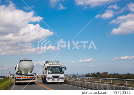 Tank lorry car running along a dike road Track and face-to-face traffic (Kaizu-cho, Gifu Prefecture) Tank lorry car running along a dike road Track and face-to-face traffic (Kaizu-cho, Gifu Prefecture) 45713552