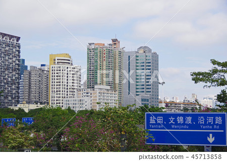 從湖岸看的深圳市 從湖岸看的深圳市 45713858