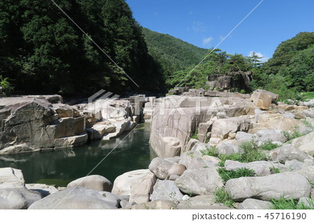 睡覺的地板 45716190