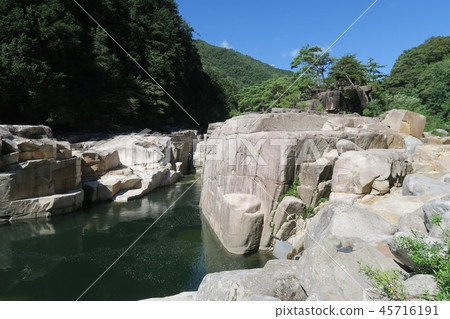 睡覺的地板 45716191