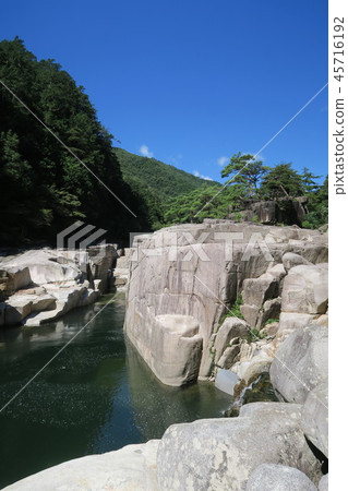 睡覺的地板 45716192