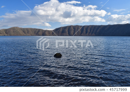 Photographing the scenery of Notobe Onsen Kutara Lake in Noboribetsu-shi, Hokkaido in autumn Photographing the scenery of Notobe Onsen Kutara Lake in Noboribetsu-shi, Hokkaido in autumn 45717999
