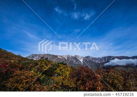 <<長野縣Karamatsu-dake Kuroshibiraira和藍天和紅色葉子 45719216