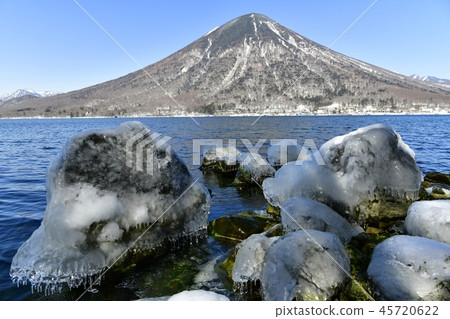 中禪寺在冬天，冰岩和人山 45720622