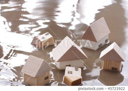 被水淹沒的房子和孤立的人 45723922