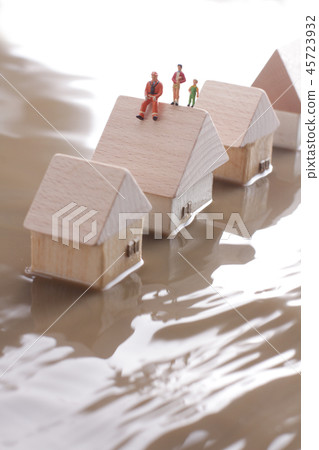 被水淹沒的房子和孤立的人 45723932