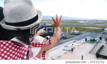 孩子們在飛機上揮舞著 45725152