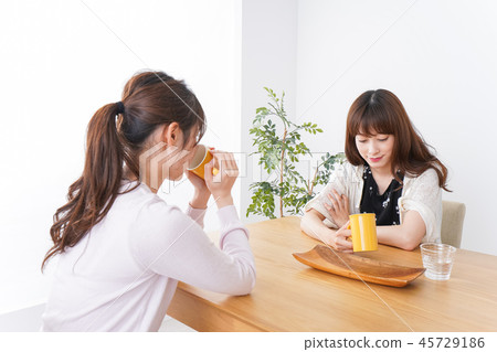 Two young people to have a girls' association 45729186
