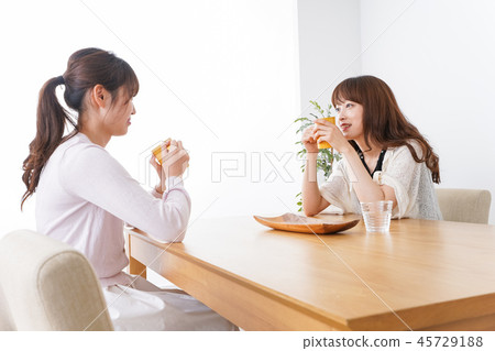 兩個年輕人有一個女孩協會 兩個年輕人有一個女孩協會 45729188