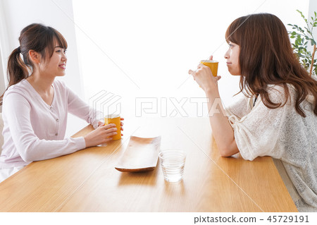 兩個年輕人有一個女孩協會 兩個年輕人有一個女孩協會 45729191
